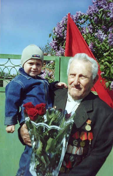Файл:С.В.Хартавакян 9 Мая 2005 с правнуком.jpeg